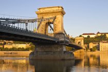 Puente sobre el río Danubio en la ciudad de Budapest, Hungría - foto de stock