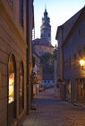 Old world alley and castle, Cesky Krumlov, República Checa — Fotografia de Stock