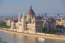 Paisagem do velho edifício do parlamento mundial na paisagem urbana de Budapeste, Hungria, Europa — Fotografia de Stock