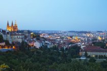 Scenario di paesaggio urbano del vecchio mondo di Praga al tramonto, Repubblica Ceca, Europa — Foto stock