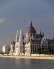 Scenario dell'edificio del vecchio parlamento mondiale nel paesaggio urbano di Budapest, Ungheria, Europa — Foto stock