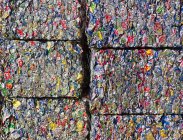 Verdichtete Rechtecke aus Recycling-Aluminiumdosen — Stockfoto