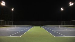 Quadra de tênis à noite em Seattle, Washington, EUA — Fotografia de Stock