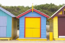Многоцветные пляжные хижины на побережье Мельбурна, Австралия — стоковое фото
