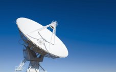 Радіотелескопічна антена проти блакитного неба — стокове фото