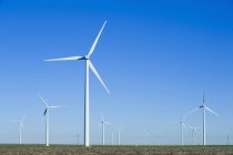 Éoliennes sous un ciel bleu clair dans la campagne du Kansas, États-Unis — Photo de stock