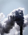 Fumaiolo industriale con nuvole di fumo industriale — Foto stock