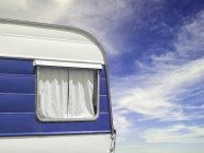 Боковая сторона фургона против голубого неба с облаками — стоковое фото