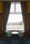 Window with table and chairs, Aviemore, Scotland, UK — Stock Photo