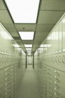 Linhas de armários de arquivamento em sala grande, Phoenix, Arizona, EUA — Fotografia de Stock