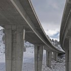 Vista de ángulo bajo de la estructura del puente de paso elevado interestatal en invierno en Nevada, EE.UU. - foto de stock