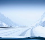 Camino cubierto de nieve en las montañas, vista del vehículo, Park City, Utah, EE.UU. - foto de stock