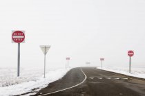 'Do Not Enter' sinais por estrada nevada, Salt Lake City, Utah, EUA — Fotografia de Stock
