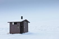 Hölzerne Toilette in verschneiter Landschaft, utah, USA — Stockfoto