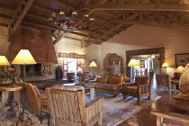 Прекрасная гостиная в юго-западном стиле в Мбаппе, Аризона, США — стоковое фото