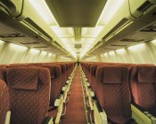 Пустой самолет с рядами сидений — стоковое фото