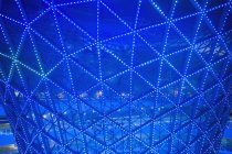Абстрактная архитектурная деталь с голубой подсветкой, Шанхайская выставка, Шанхай, Китай — стоковое фото
