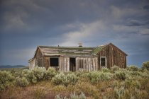 Verlassene hölzerne Landhaus in trockener Landschaft, arizona, USA — Stockfoto