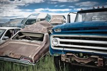 Verlassene Autos in Schrottplatz, Werbetafeln, Montana, USA — Stockfoto