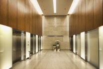 Moderni ascensori in edificio per uffici, Hong Kong, Cina — Foto stock