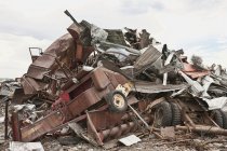 Peças de carro empilhadas em junkyard, Billings, Montana, EUA — Fotografia de Stock