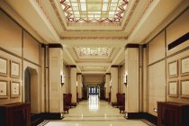 Украшенный коридор в здании роскошного отеля, Шанхай, Китай — стоковое фото