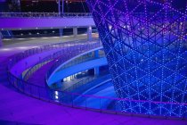 Pasarelas de colores en el edificio moderno por la noche, Shanghai Expo, Shanghai, China - foto de stock
