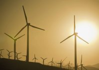 Turbinas eólicas ao pôr-do-sol no vale da Califórnia, EUA — Fotografia de Stock