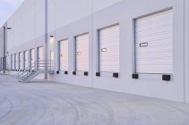 Закрытые двери склада погрузочной платформы, Феникс, Аризона, США — стоковое фото