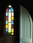 Door and stained glass window, Germanton, Северная Каролина, США — стоковое фото