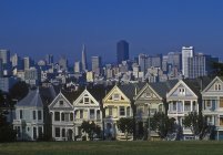 Вікторіанський ряд будинків у Сан-Франциско, штат Каліфорнія, США — стокове фото