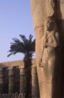 Rilievo tradizionale della colonna a Karnak, Luxor, Egitto — Foto stock