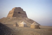 Pyramid and bedouin tents at desert of Meidum, Egypt, Africa — Stock Photo