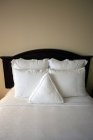 Bed in hotel room, Fort Lauderdale, Florida, USA — Stock Photo