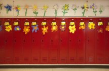 Armadietti decorati con fiori di carta nel corridoio della scuola — Foto stock