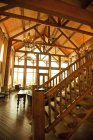 Interior de luxo e escadaria de grande luxo lodge de madeira — Fotografia de Stock