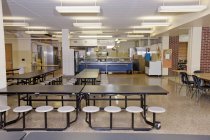 Refeitório escolar vazio com mesas e bancos — Fotografia de Stock