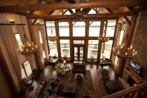 Деревянный потолок и лестницы в роскошной гостиной — стоковое фото