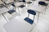 Mesas em sala de aula moderna, vista de alto ângulo — Fotografia de Stock