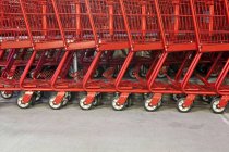 Close-up de carrinhos de supermercado vermelho em Seattle, Washington, EUA — Fotografia de Stock
