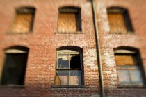 Старое кирпичное здание с разбитыми окнами в Сиэтле, Вашингтон, США — стоковое фото