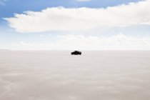 Auto guida sulle saline bianche dello Utah negli Stati Uniti — Foto stock