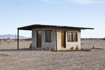 Заброшенный пустынный дом в засушливом ландшафте Twentynine Palms, Калифорния, США — стоковое фото