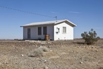 Maison blanche abandonnée dans le désert à Twentynine Palms, Californie, USA — Photo de stock
