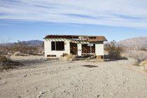 Покинута пустеля Хатина в посушливому пейзажі, Twentynine пальми, Каліфорнія, США — стокове фото