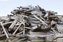 Pilha de detritos de madeira empilhados ao ar livre, Palouse, Washington, EUA — Fotografia de Stock