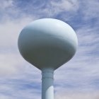Torre de agua de almacenamiento esférico contra el cielo nublado, Dakota del Sur, EE.UU. - foto de stock