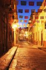Украшенная улица с традиционными флагами в ночь с освещением города, Гуанахуато, Мексика — стоковое фото