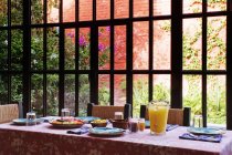 Стол для завтрака у окна отеля, Сан-Фегуэль-де-Альхебад, Гуанахуато, Мексика — стоковое фото
