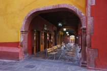 Colonnato del Vecchio Mondo con tavolini e sedie da caffè, San Miguel de Allende, Guanajuato, Messico — Foto stock